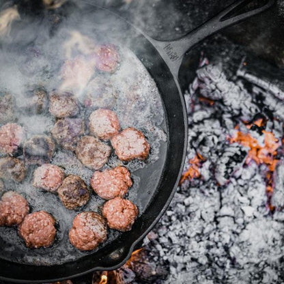 Cast iron pan with handle