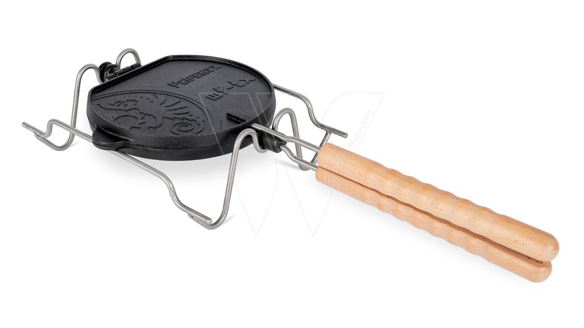 Waffle maker with rotating frame