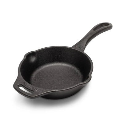 Cast iron pan with handle